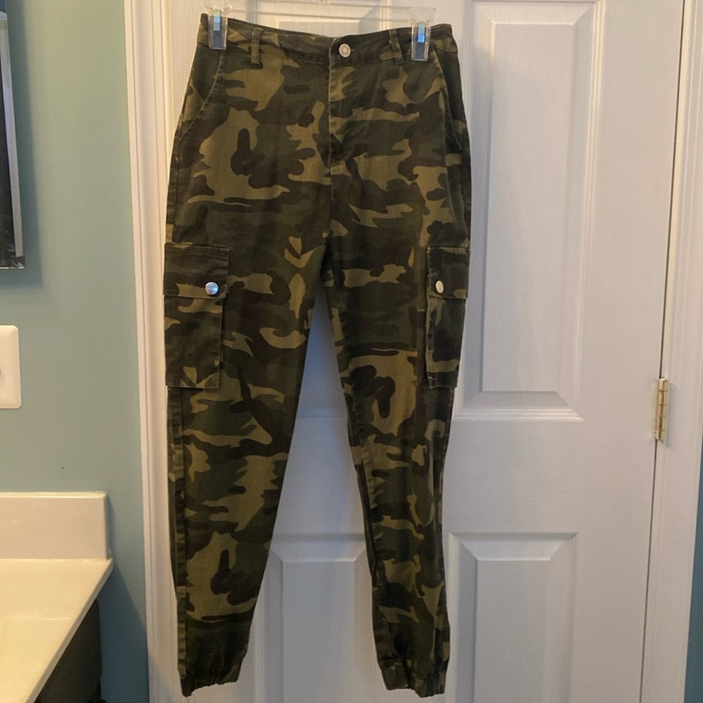 Women’s camo cargo pants